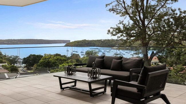 It has views of Middle Harbour towards Little Manly and North Head.