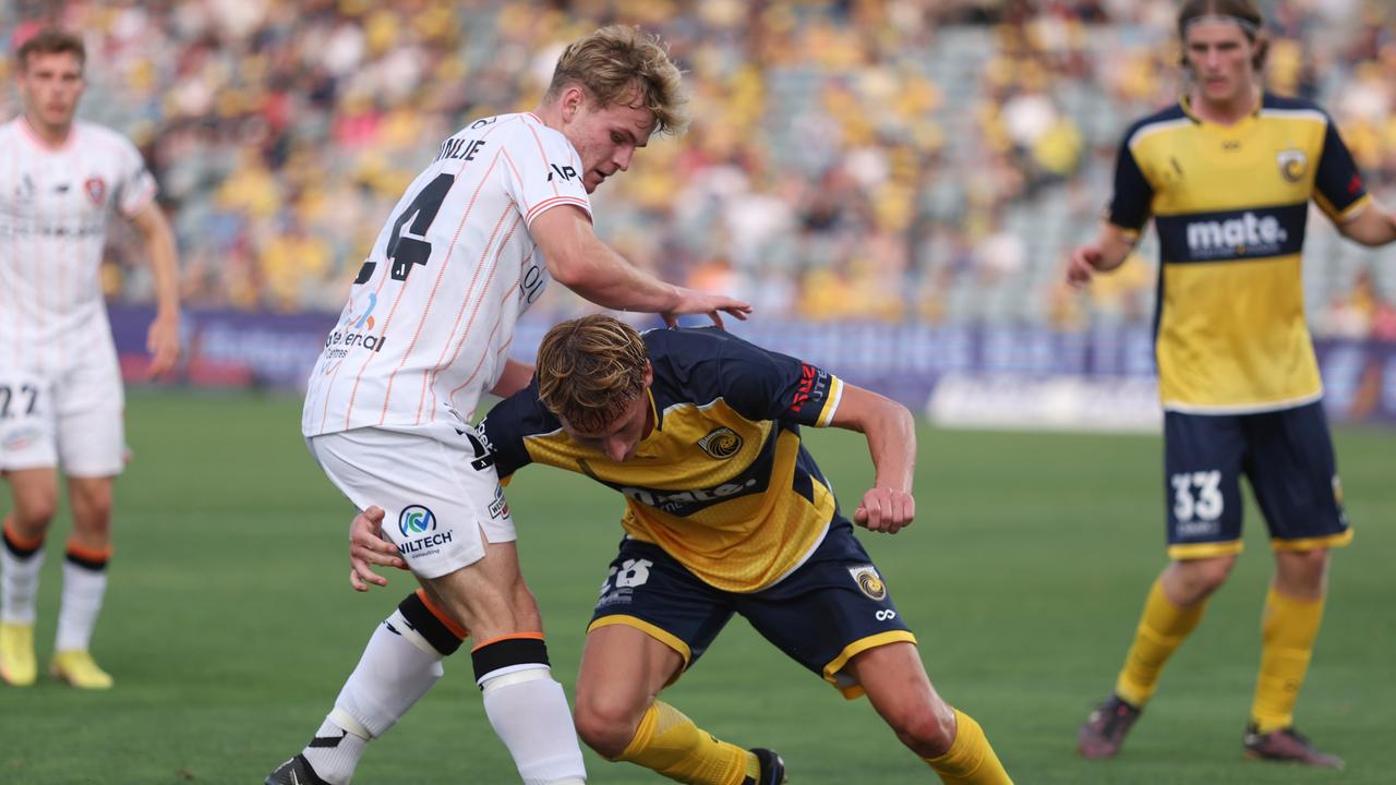 Jacob Farrell of the Mariners competes for the ball with Rylan Brownlie of the Roar during the A-League Men round four match between Central Coast Mariners and Brisbane Roar at Industree Group Stadium, on November 12, 2023, in Gosford, Australia. (Photo by Scott Gardiner/Getty Images)