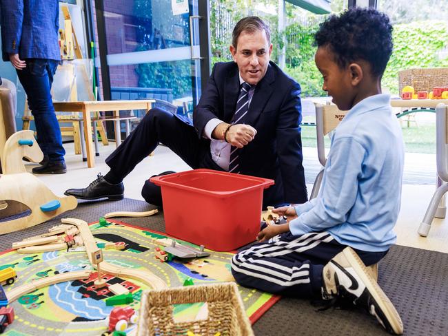 MELBOURNE, AUSTRALIA - Newswire Photos October 30, 2024: Federal treasurer Jim Chalmers with students at Carlton Primary school. The Government is investing $19.3 million over five years to establish Partnerships for Local Action and Community Empowerment (PLACE). Picture: NewsWire / Aaron Francis / POOL IMAGE