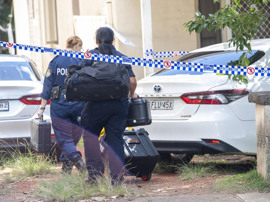 Police investigators set up a crime scene at a residence in Homebush West where a body was discovered. Picture: Jeremy Piper