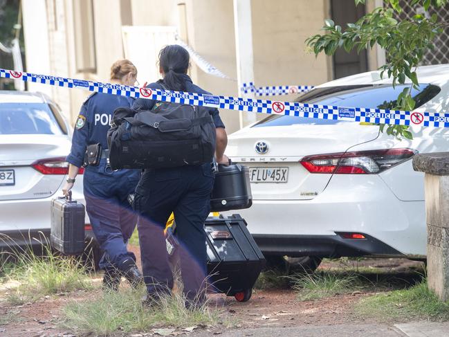 Police investigators set up a crime scene at a residence in Homebush West where a body was discovered. Picture: Jeremy Piper