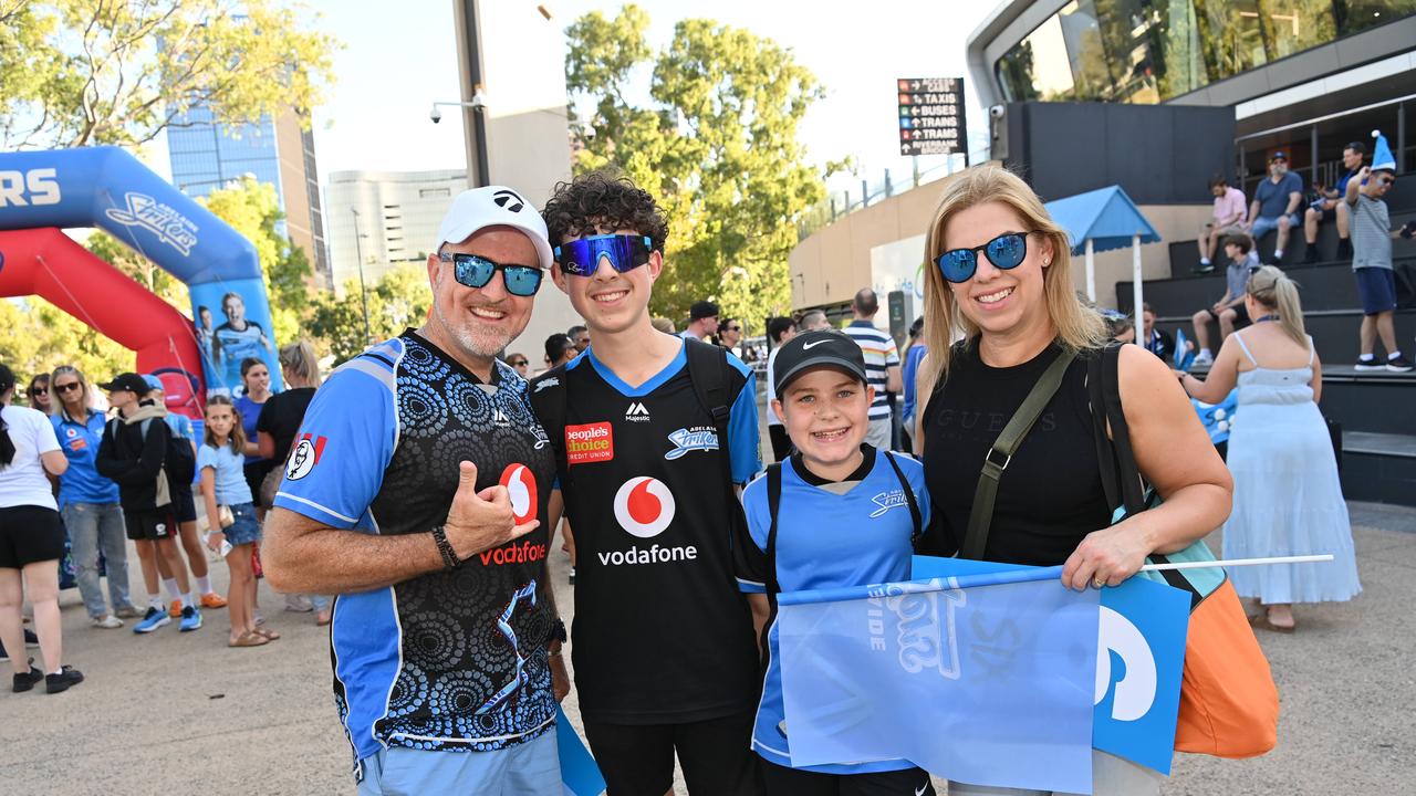 20/12/24. Gallery Big Bash - Adelaide Strikers v Melbourne Stars at Adelaide Oval. Picture: Keryn Stevens