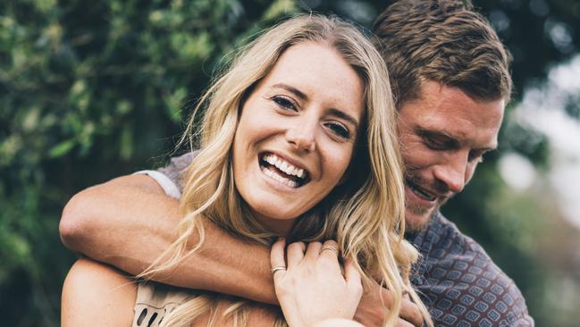 If you want to look as disgustingly happy as this stock photo couple, start settling in your mid twenties.