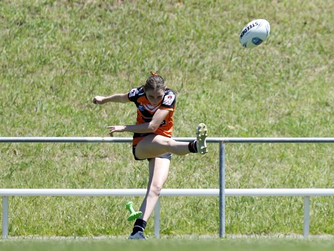 Ellie Barnett kicks for goal. Picture: Michael Gorton