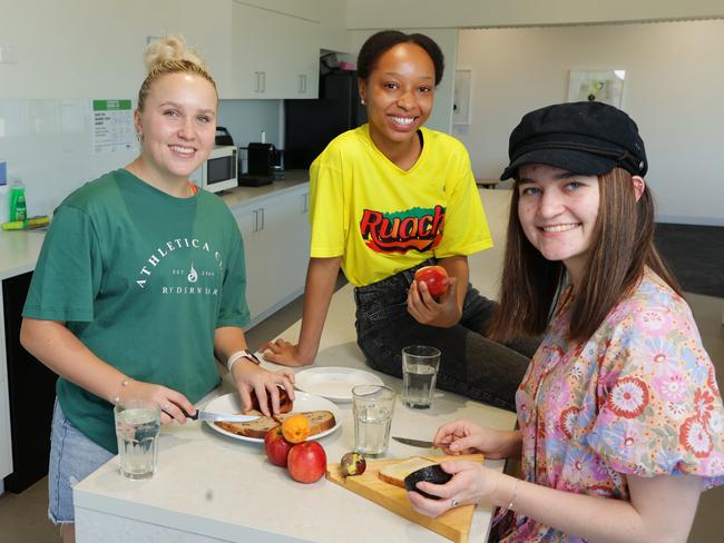 ** HOLD FOR HEALTH OF THE NATION ** . Australian Catholic University first year students Natasha Brierley (Nursing/Paramedicine), Delphine Kawela (Business) and Anika Rossington (Midwifery), work together to make healthy choices in the kitchen on campus. Picture Lachie Millard