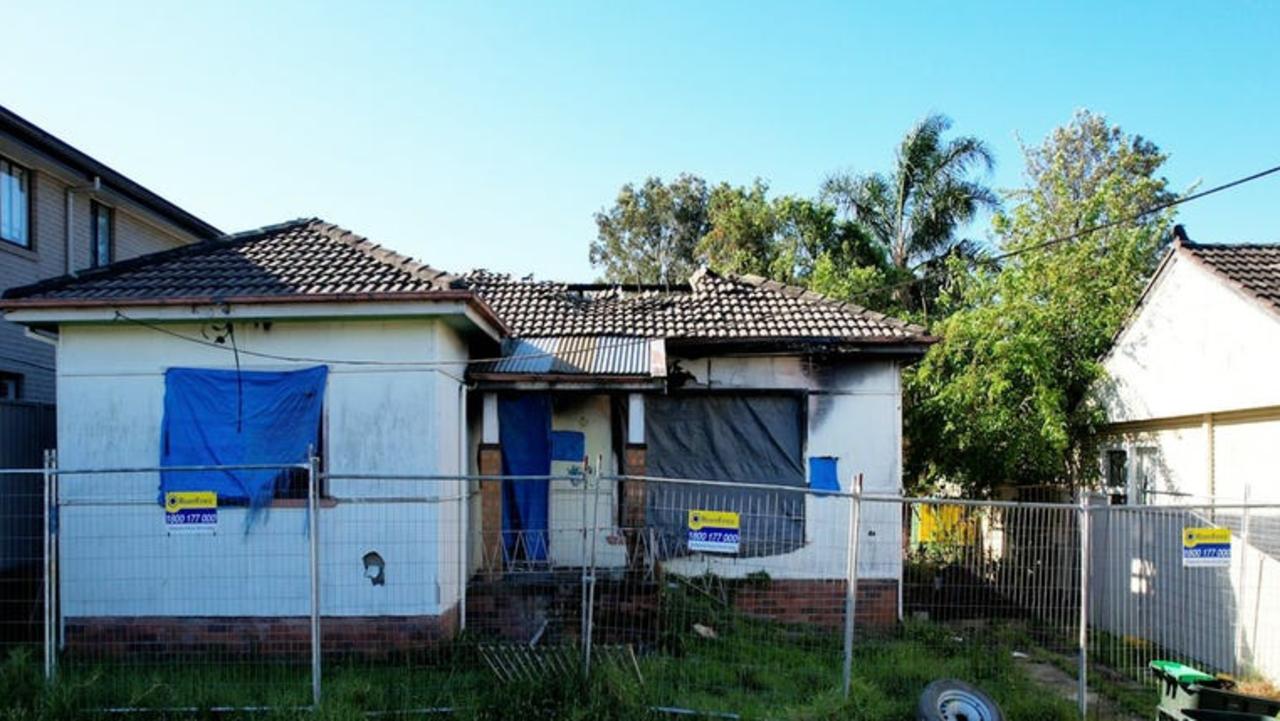 33 Crossland St, Merrylands sold for $1,385,000.