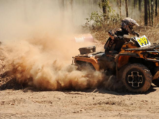 TERRITORY QUAD ASSOCIATION, Dry Season Series Round 3, Mickett Creek, Darwin: Shane Munt kicking up dust in the new 4x4 division