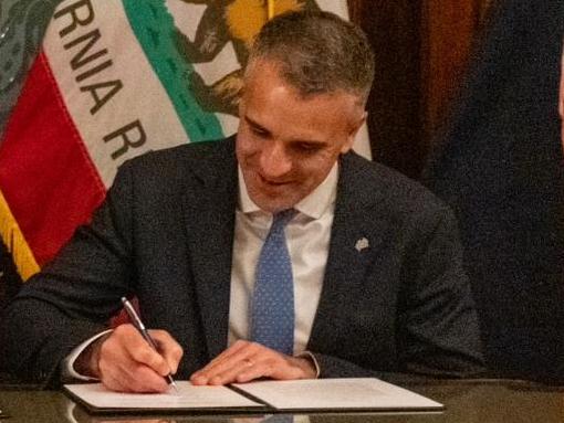 Premier Peter Malinauskas with Tanya Bennett (right), Consul-General of Australia in Los Angeles, and Eleni Kounalakis (left), Lieutenant Governor of California, and signing the document is Liane Randolph, California Air Resources Board Chair. Picture: Supplied