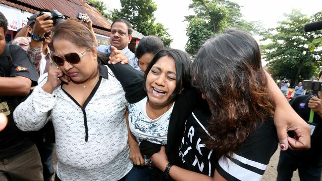 Brintha Sukumaran breaks down as she arrives at Nusakambangan Port to visit her brother Myuran Sukumaran before his execution. Picture: Adam Taylor