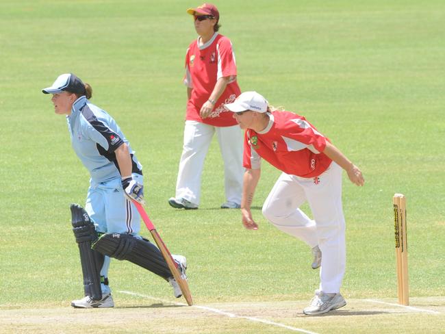 Imparja Cup 2010, Women's Super 8s Final. L-R Nicole Honeysett, and Rose Moore, Chris Ponter.