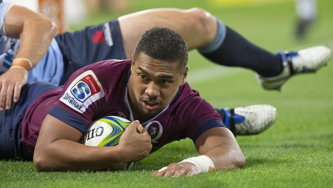 Chris Feauai-Sautia scores against NSW Waratahs.