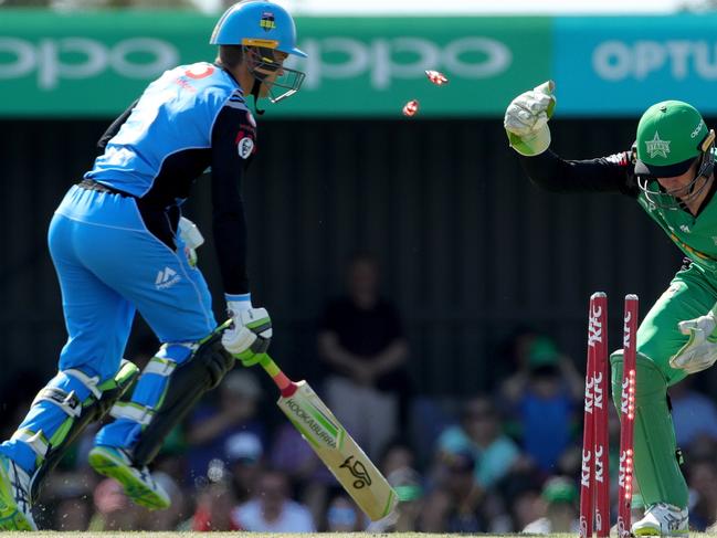 Alex Carey of the Strikers makes his ground as Peter Handscombe of the Stars removes the bails during the Big Bash League (BBL) match between the Melbourne Stars and the Adelaide Strikers at Ted Summerton Reserve in Moe, Victoria, Wednesday, January 23, 2018. (AAP Image/Mark Dadswell) NO ARCHIVING, EDITORIAL USE ONLY, IMAGES TO BE USED FOR NEWS REPORTING PURPOSES ONLY, NO COMMERCIAL USE WHATSOEVER, NO USE IN BOOKS WITHOUT PRIOR WRITTEN CONSENT FROM AAP