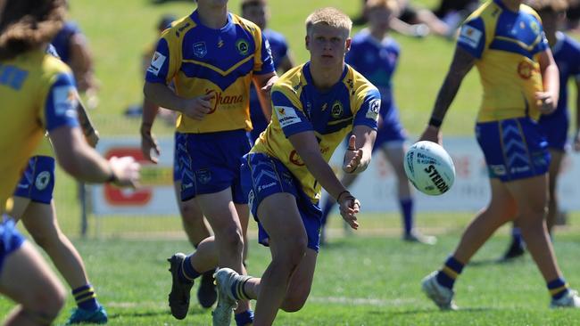 Dreau Clark passes the footy. Picture: Steve Montgomery Sports Photography