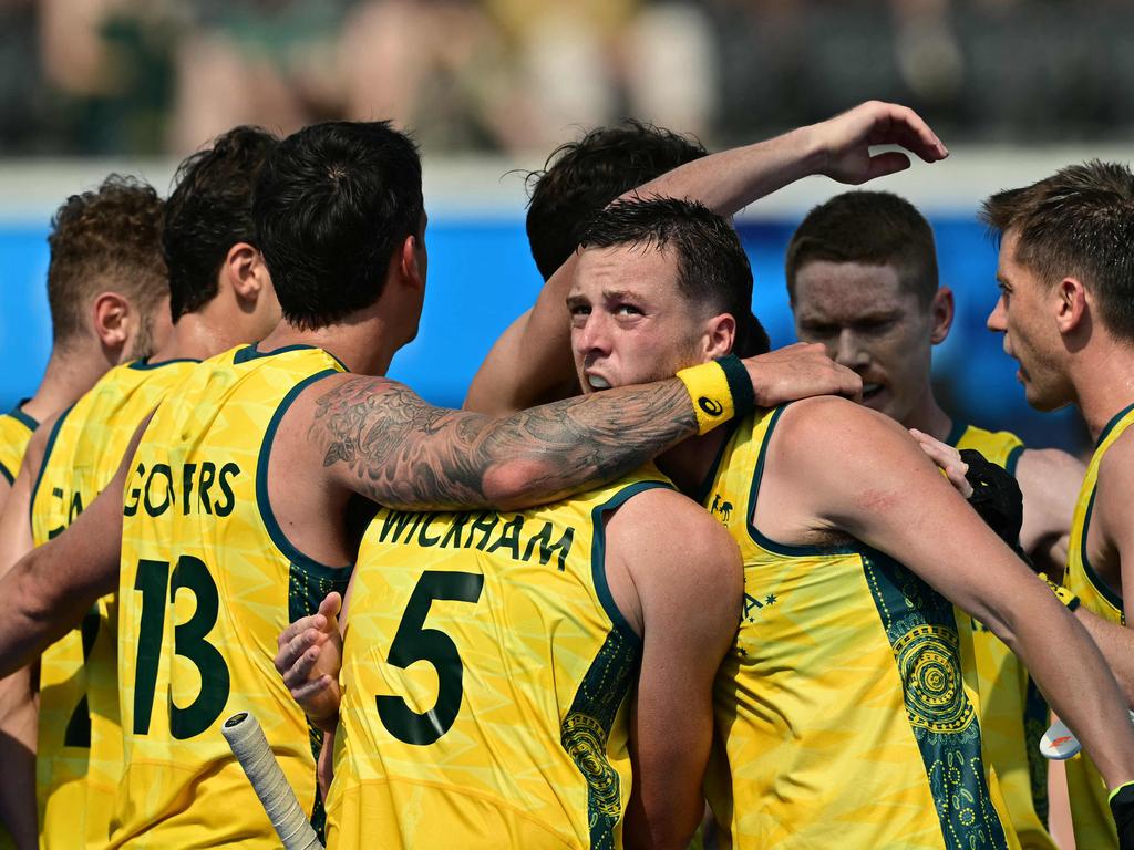 Australia's players celebrate theirin the men's pool B field hockey match between New Zealand and Australia during the Paris 2024 Olympic Games at the Yves-du-Manoir Stadium in Colombes on August 1, 2024. (Photo by Miguel MEDINA / AFP)