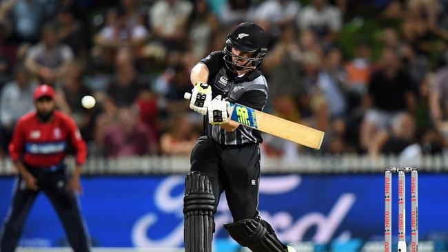 Colin Munro blasted a quick half century to help New Zealand into the final.