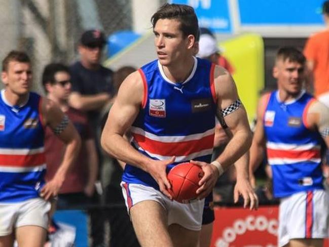 Frank Anderson looks for options in the 2017 Division 1 grand final. Picture: Davis Harrigan