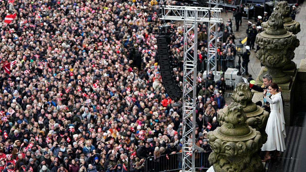 King Frederik X of Denmark and Queen Mary of Denmark (R) wave to the crowd from the balcony of Christiansborg Palace in Copenhagen, Denmark on January 14, 2024, after a declaration on the accession to the throne by the Danish prime minister. Denmark turned a page in its history on January 14 as Queen Margrethe II abdicated the throne and her son became King Frederik X, with more than 100,000 Danes turning out for the unprecedented event. (Photo by Mads Claus Rasmussen / Ritzau Scanpix / AFP) / Denmark OUT