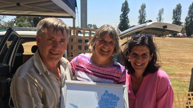 01/02/2019 Tweet by Julia Banks MP in Flinders. For over 20 years my favourite thing to do is go to the Red Hill Market. Roland and Dianne have their business in Hastings and are regular stall holders. They sold me this beautiful print of the Mornington Peninsula. I ❤️ #RedHillMarket I ❤️ #Flinders