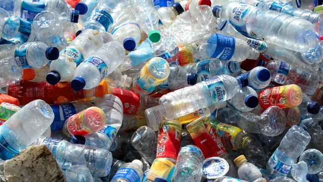 Plastic bottles: one million made every minute, crisis as bad as ...