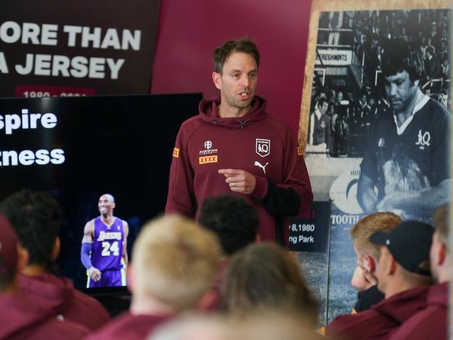 Hugh van Cuylenburg speaking to the Queensland players at a training camp before the Origin 1.