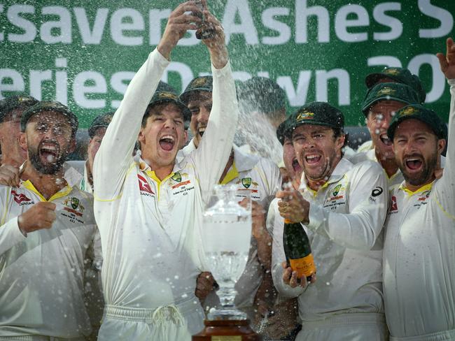 TOPSHOT - Australia's captain Tim Paine (C) lifts the Ashes Urn aloft during the presentation ceremony on the fourth day of the fifth Ashes cricket Test match between England and Australia at The Oval in London on September 15, 2019. - England won the fifth test by 135 runs and drew the series but Australia keeps The Ashes trophy. (Photo by DANIEL LEAL-OLIVAS / AFP) / RESTRICTED TO EDITORIAL USE. NO ASSOCIATION WITH DIRECT COMPETITOR OF SPONSOR, PARTNER, OR SUPPLIER OF THE ECB        (Photo credit should read DANIEL LEAL-OLIVAS/AFP via Getty Images)