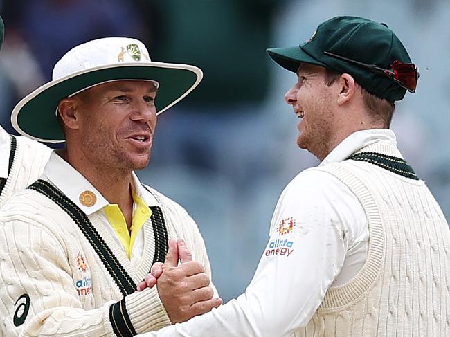 MELBOURNE . 29/12/2022.  Boxing Day Test match. Day 4.  Australia vs South Africa at the MCG.   David Warner is congratulated by Steve smith after test 100   . Picture by Michael Klein