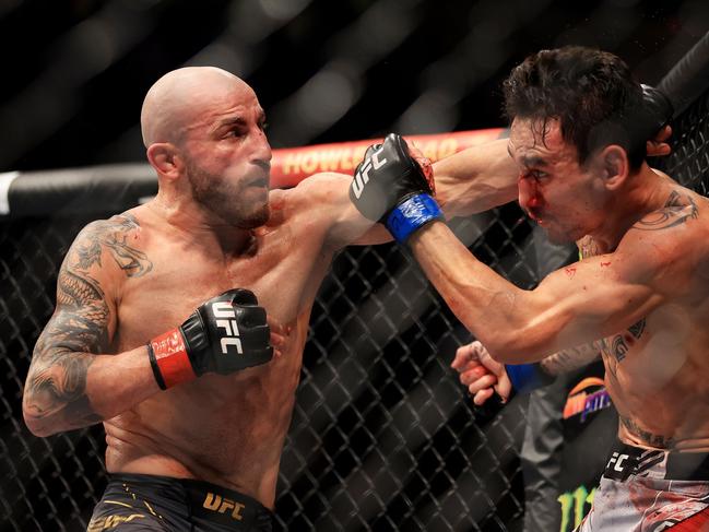 LAS VEGAS, NEVADA - JULY 02: Alexander Volkanovski (L) of Australia punches Max Holloway in their featherweight title bout during UFC 276 at T-Mobile Arena on July 02, 2022 in Las Vegas, Nevada. Carmen Mandato/Getty Images/AFP == FOR NEWSPAPERS, INTERNET, TELCOS &amp; TELEVISION USE ONLY ==