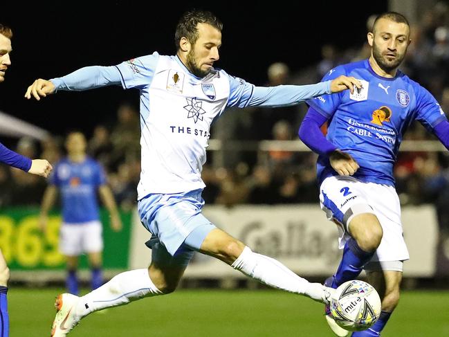 MELBOURNE, AUSTRALIA - SEPTEMBER 19:  Adam Le Fondre of Sydney FC competes for the ball during the FFA Cup quarterfinal match between Avondale FC and Sydney FC at ABD Stadium on September 19, 2018 in Melbourne, Australia.  (Photo by Scott Barbour/Getty Images)