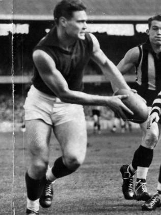 SEPTEMBER 1, 1956 : VFL player Ron Barassi (ball) playing for Melbourne against Collingwood at MCG in Melbourne 01/09/56. pic News Ltd. Australian Rules (AFL) A/CT