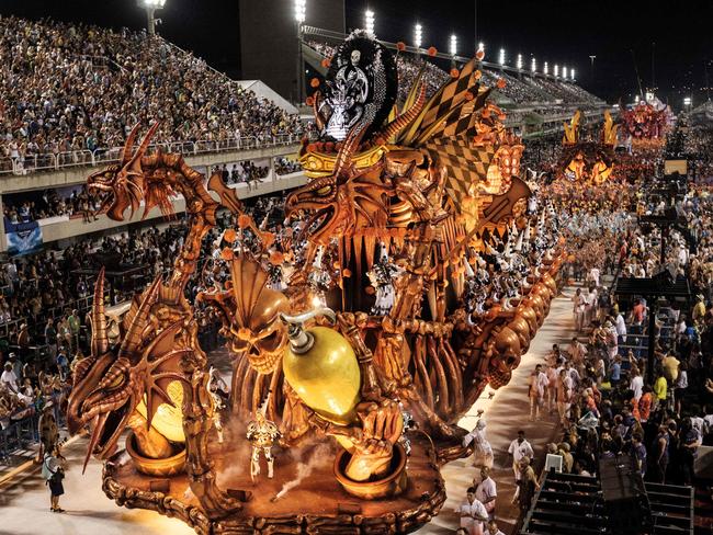 Revellers of the Salgueiro Samba School, which came in third in the 2017 Rio Carnival, perform during the Champions' Parade at the Sambadrome in Rio, Brazil, on March 5, 2017.  / AFP PHOTO / Yasuyoshi Chiba
