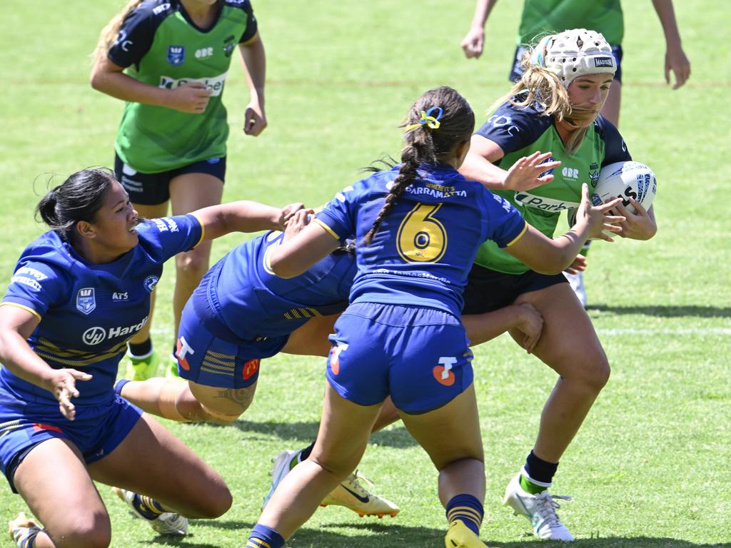 Meah Beecham tries to get past Sharon Latapu