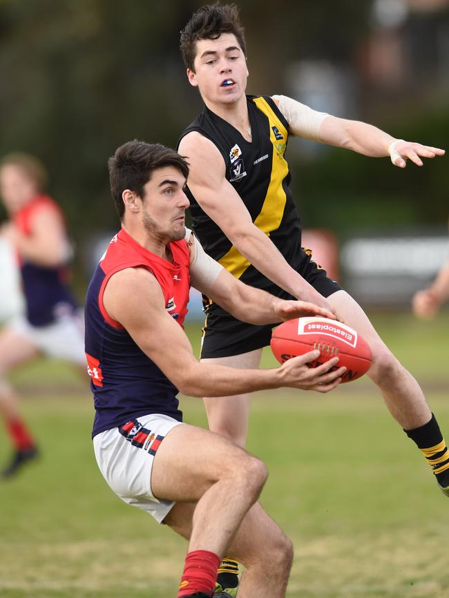 Mt Eliza’s Robbie Turnbull takes a strong grab in front of Seaford’s James Kav-Aleer.