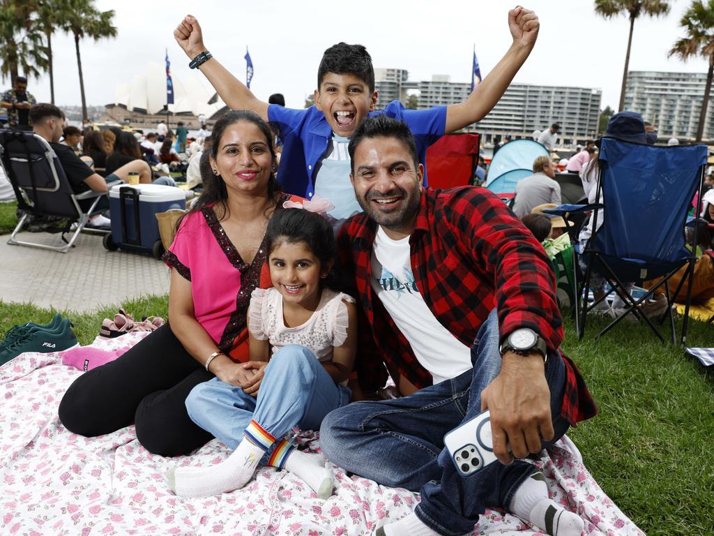 Sydneys New Years Eve Revellers Continue Party On Bondi Beach Daily Telegraph 8943