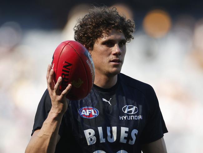 MELBOURNE, AUSTRALIA - AUGUST 11: Charlie Curnow of the Blues warms up before the round 22 AFL match between Carlton Blues and Hawthorn Hawks at Melbourne Cricket Ground, on August 11, 2024, in Melbourne, Australia. (Photo by Daniel Pockett/Getty Images)