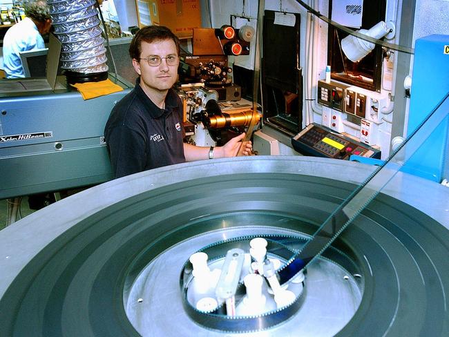 Projectionist Stephen Wilkinson at Kincumber Ritz Cinema in 2002.