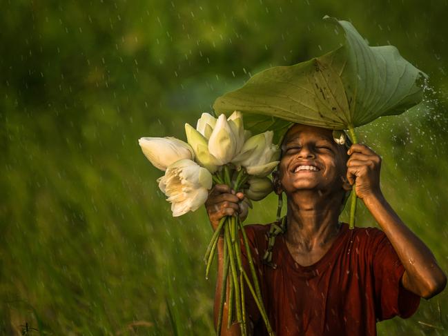 Pictures from #Green2020, Agora’s latest online photo contest. WINNER: 'Some people feel the rain, others just get wet' by @photographerasaf (Bangladesh).