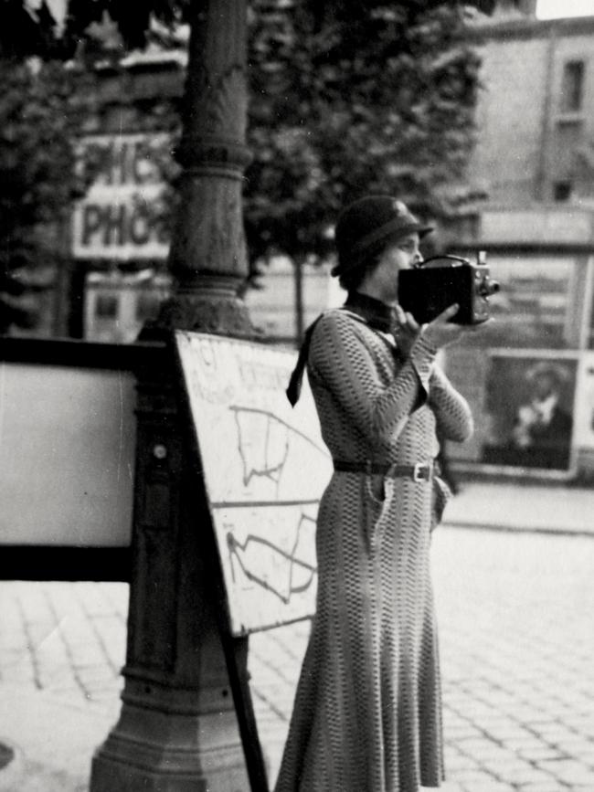 Merlyn Paris 1924 filming by hand.