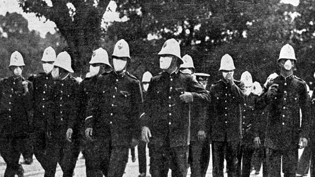 Police wear influenza masks in Sydney in 1919.