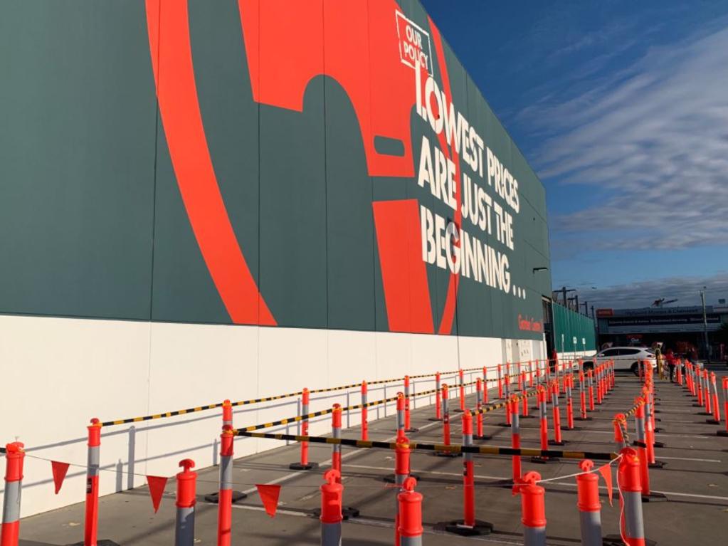 As well as extending store hours, Bunnings has put up traffic cones for expected queues. Picture: Twitter/@arlaughton