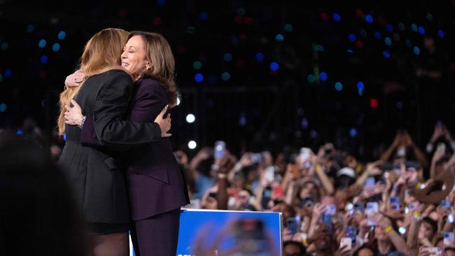 Kamala Harris embraces US Beyonce onstage. Picture: Roberto Schmidt / AFP