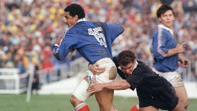 Michael Jones tackling Serge Blanco in the final of the Rugby World Cup in 1987. Picture: Georges Gobet/AFP