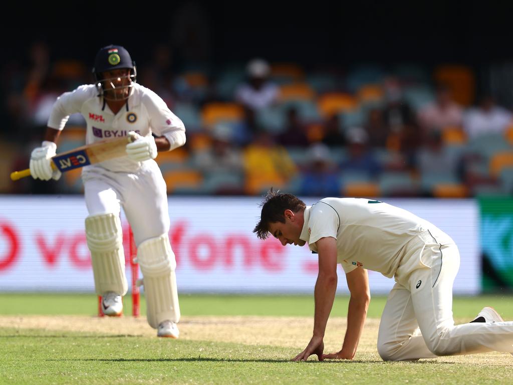 Cummins would need to find new ways to manage his workload in the field. (Photo by Patrick HAMILTON / AFP)