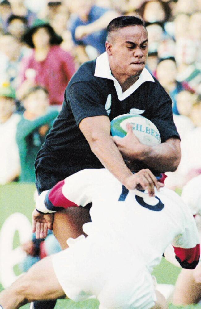 Jonah Lomu charges through Mike Catt's attempted tackle during 1995 World Cup semifinal between NZ All Blacks and England.