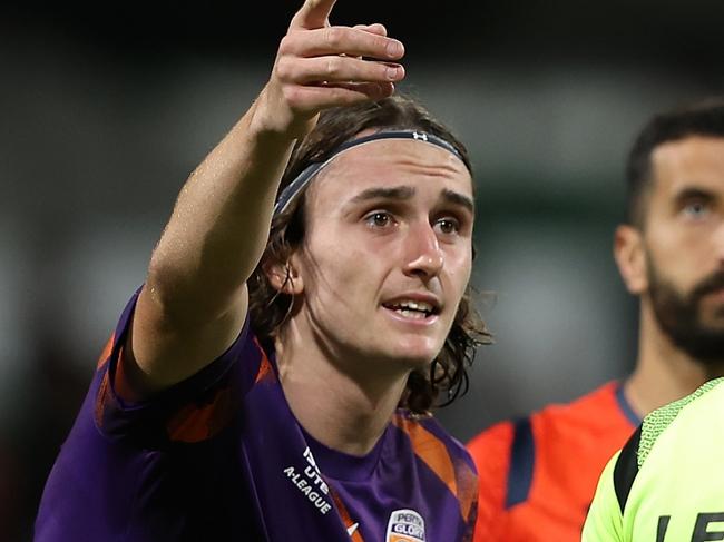 PERTH, AUSTRALIA - JANUARY 06: Daniel Bennie, Stefan Colakovski and Mustafa Amini of the Glory remonstrate with Referee Lachlan Keevers after a red card was issued to Bruce Kamau during the A-League Men round 11 match between Perth Glory and Melbourne Victory at HBF Park, on January 06, 2024, in Perth, Australia. (Photo by Paul Kane/Getty Images)