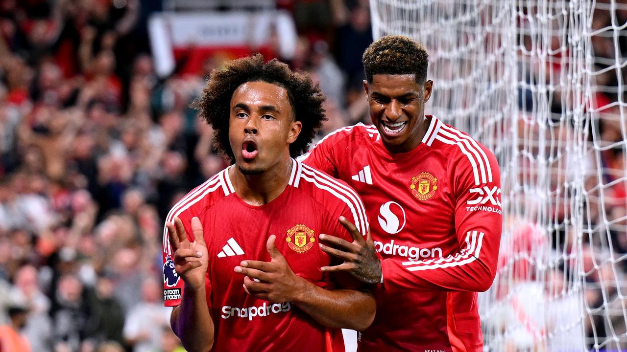 MANCHESTER, ENGLAND - AUGUST 16: Joshua Zirkzee of Manchester United celebrates scoring his team's first goal with teammate Marcus Rashford during the Premier League match between Manchester United FC and Fulham FC at Old Trafford on August 16, 2024 in Manchester, England. (Photo by Michael Regan/Getty Images)