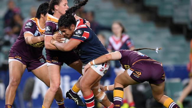 The Broncos go for Simaima Taufa bandaged knee. (AAP Image/Dan Himbrechts)