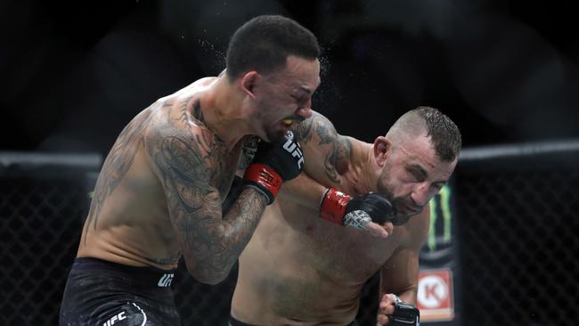 Volkanovski (R) lands a big right hand on Holloway in their first fight. Picture: Steve Marcus/Getty/AFP