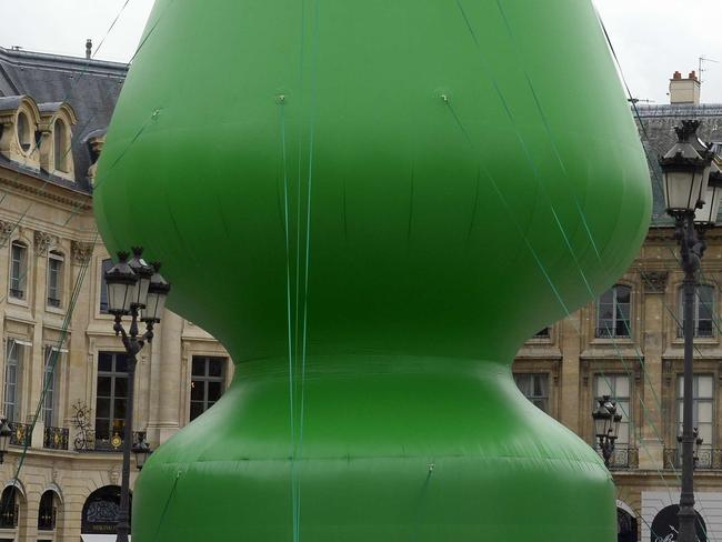 A picture taken on October 15, 2014 shows a 25 meters high inflatable sculpture by US artist Paul McCarthy on the Place Vendome in Paris, as part of the 41st edition of the FIAC Art Fair scheduled from October 23 to 26. AFP PHOTO/BERTRAND GUAY