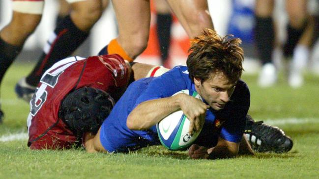 OCTOBER 18, 2003 : Christopher Dominici scoring a try during France v Japan Rugby World Cup (RWC) match at Dairy Farmers Stadium at Townsville, 18/10/03. Pic Bruce Long. Rugby Union A/CT