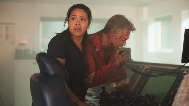 Gina Rodriguez and Kurt Russell in a scene from film Deepwater Horizon